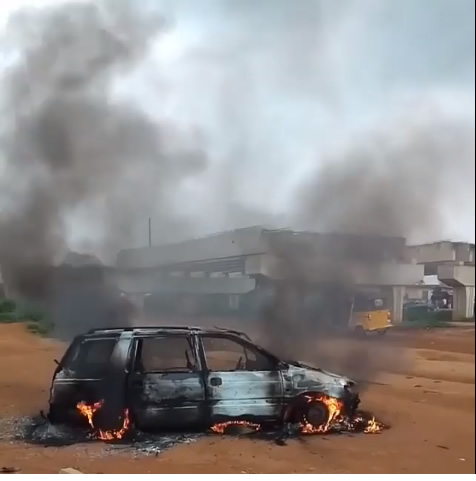 Mob burns police squad car in akute