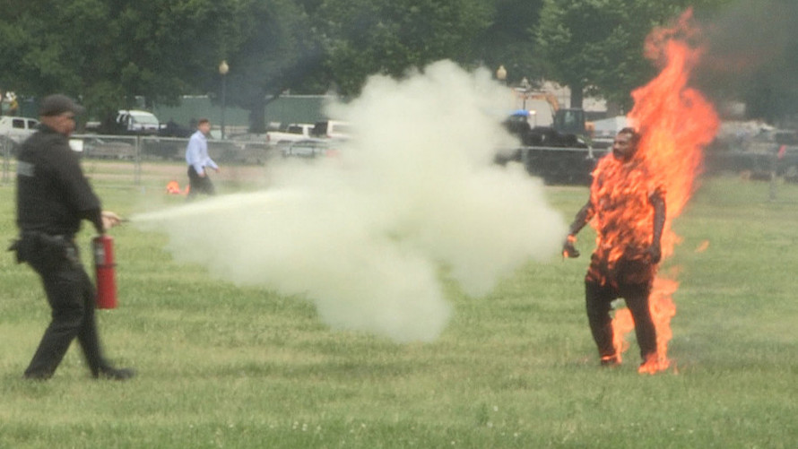 Man set himself on fire near White House