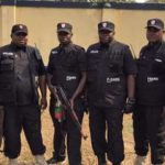 Residents mob SARS officers for crushing little boy’s leg while chasing alleged internet fraudster (video)
