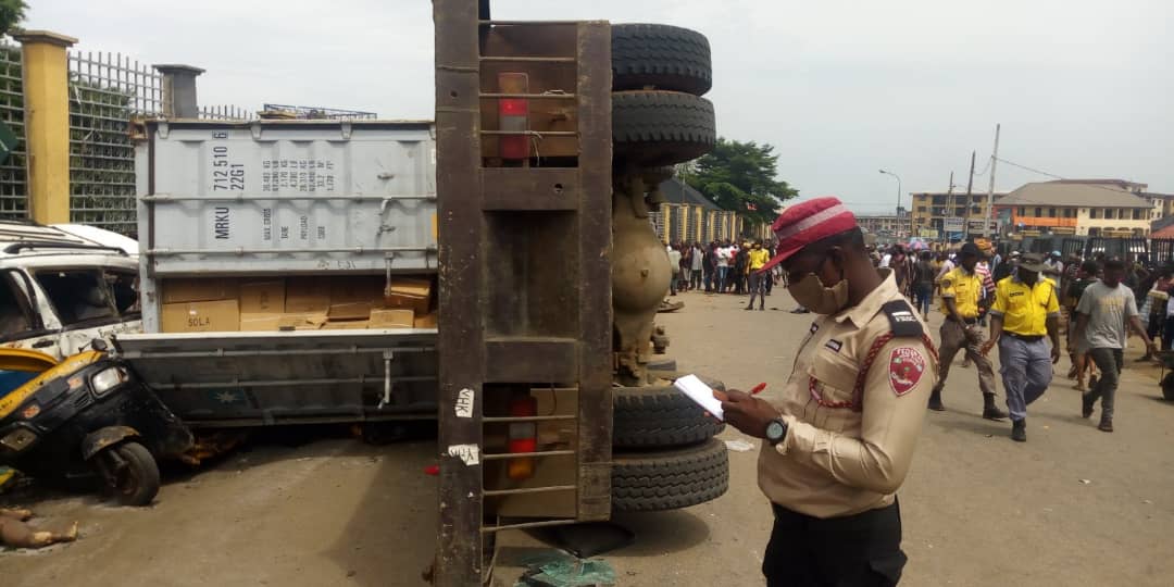 https://cdn.wuzupnigeria.ng/wp-content/uploads/2020/06/09145232/Photos-Five-die-as-truck-crushes-vehicle-commercial-tricycles-in-Anambra-1.jpg