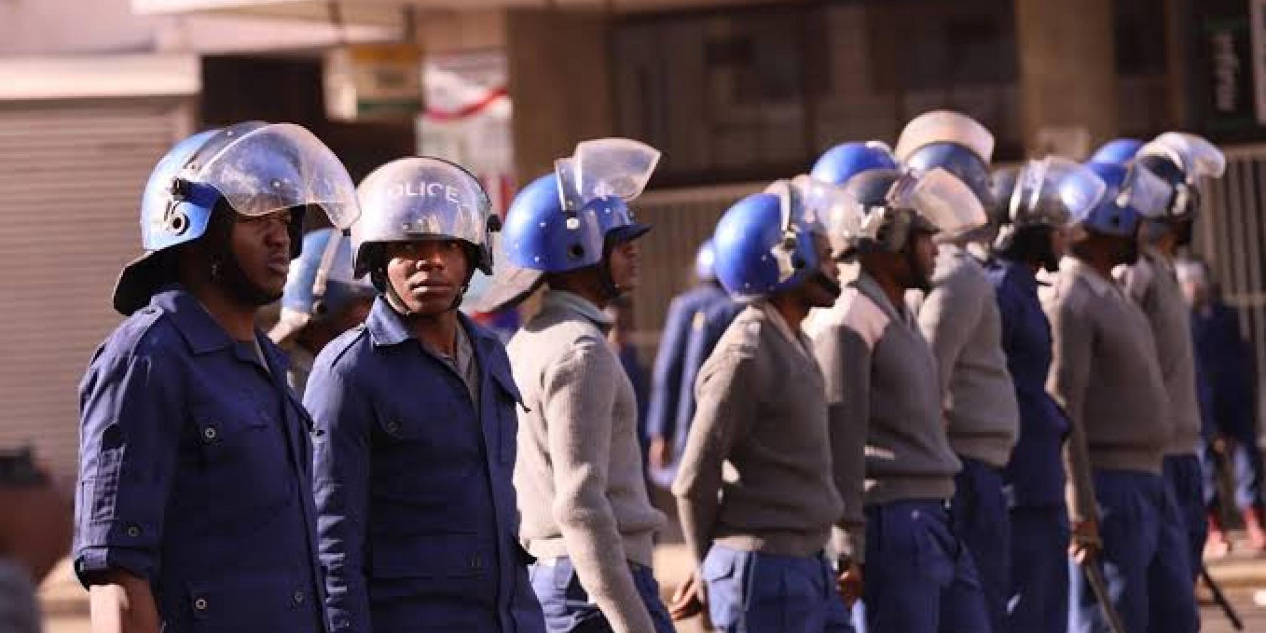 Zimbabwe bans policemen from using phones on duty