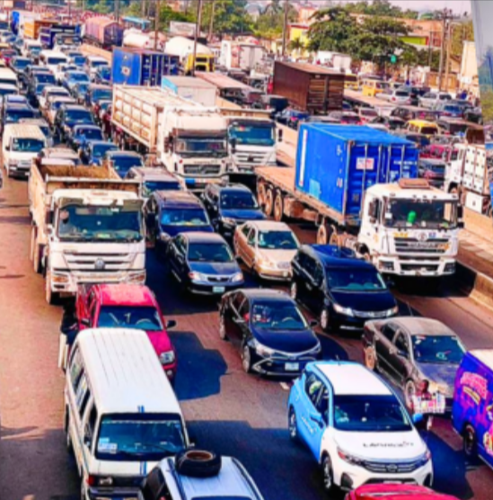 Overturned truck causes gridlock on Lagos-Ibadan Expressway