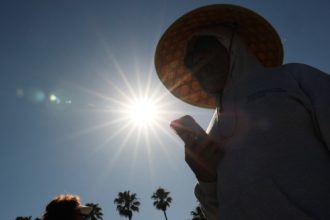 Record heat wave hits western US as winter ends